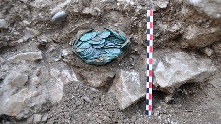 Pièces de monnaie découvertes à Cluny (Saône-et-Loire), le 14 novembre 2017. (ANNE BAUD / LABORATOIRE ARCHEOLOGIE ET ARCHE / AFP)