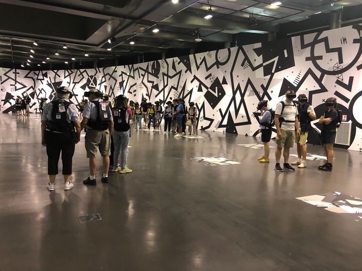 Les visiteurs parés de sac à dos et casques connectés déambulent dans une immense salle. Ils découvrent en réalité virtuelle les entrailles de la pyramide de Khéops.&nbsp; (Camille Bigot)