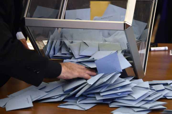 Un assesseur dépouille une urne lors des élections municipales de 2014 à Toulouse.&nbsp; (PASCAL PAVANI / AFP)