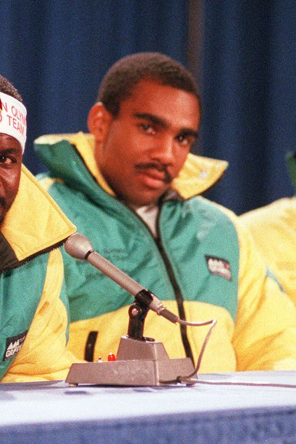 Les membres de l'équipe jamaïcaine de bobsleigh lors d'une conférence de presse aux Jeux olympiques de Calgary (Canada), le 12 février 1988. (TOSHIO SAKAI / AFP) (TOSHIO SAKAI / AFP)