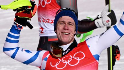 le bonheur intense de Clément Noël, champion olympique de slalom aux Jeux de Pékin, le 16 février 2022. (FABRICE COFFRINI / AFP)