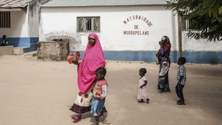 «Le mariage précoce reste profondément ancré dans les valeurs culturelles qui font de la fertilité une priorité», regrettent les autorités mozambicaines qui ont récemment fixé à 18 ans l'âge légal du mariage. Selon les dernières statistiques, une Mozambicaine sur deux (48,2%) se marie avant cet âge. Un terreau fertile pour les grossesses précoces: 46,4% des adolescentes de 15 à 19 ans sont enceintes ou ont déjà au moins un enfant.

	  (Gianluigi GUERCIA / AFP)