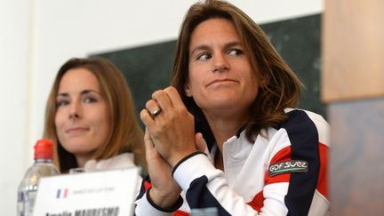 Amélie Mauresmo, la capitaine de l'Equipe de France de Fed Cup, avec Alizé Cornet. (MICHAL CIZEK / AFP)