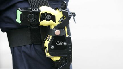 Un homme a &eacute;t&eacute; gravement br&ucirc;l&eacute; par une explosion apr&egrave;s qu'un gendarme a utilis&eacute; son Taser dans une atmosph&egrave;re charg&eacute;e de gaz lacrymog&egrave;ne, le 4 janvier 2013 dans l'Eure. (POL EMILE / SIPA)