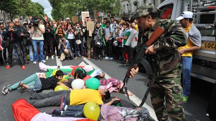 &nbsp; (Un homme avec une kalachnikov qui semble réelle lors de la manifestation propalestinienne © RF-Nathanaël Charbonnier)