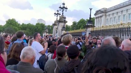 À&nbsp;96 ans et après 70 ans de règne, la reine Elizabeth II est décédée, jeudi 8 septembre dans son château de&nbsp;Balmoral&nbsp;en&nbsp;Écosse.&nbsp;Partout dans le pays, les Britanniques témoignent de leur adoration pour la souveraine. (FRANCE 3)