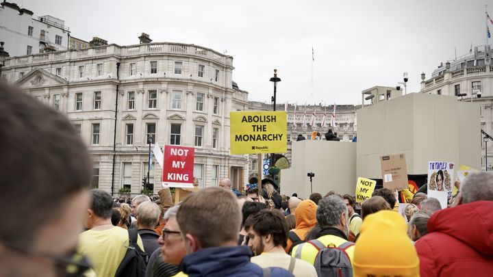 Des manifestants opposés à la monarchie réunis sur Trafalgar Square, à Londres (Royaume-Uni), le 6 mai 2023. (PIERRE-LOUIS CARON / FRANCEINFO)