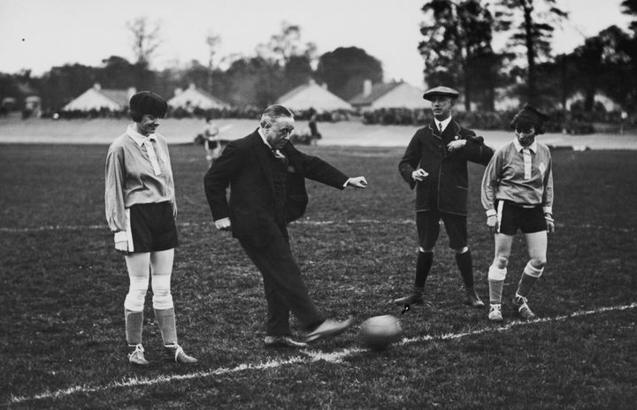 La star du music-hall George Robey donne le coup d'envoi du match caricatif entre les Preston Ladies et l'équipe de France, dans la grande banlieue de Londres, en mai 1925. (TOPICAL PRESS AGENCY / HULTON ARCHIVE / GETTY IMAGES)