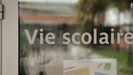 Plus de 60 milliards d'efforts, c'est l'objectif du Budget 2025 du gouvernement. Des efforts pour l'État, pour les collectivités territoriales, pour les grandes entreprises, pour les plus riches, mais pas seulement. L'une des coupes annoncées concerne l'Éducation nationale avec une réduction de postes importante. (France 2)