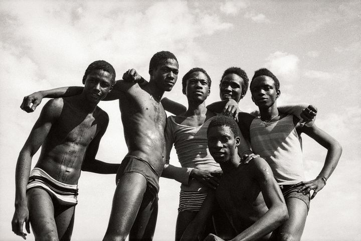 Malick Sidibé, "À la plage", 1974, Courtesy Galerie MAGNIN-A, Paris
 (Malick Sidibé)