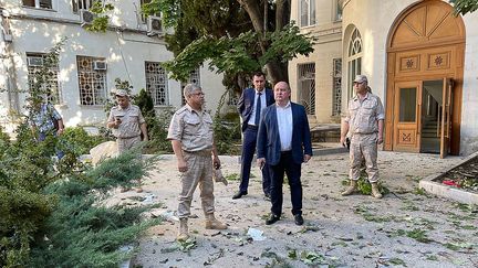 Le gouverneur de Sébastopol,&nbsp;Mikhaïl Razvojaïev, se tient dans la cour de l'état-major de la flotte russe après une explosion attribuée à un drone, le 31 juillet 2022, en Crimée annexée. (GULIYA LEVANENKOVA / TASS / SIPA)