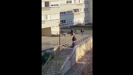 Capture d'écran de la vidéo de l'interpellation de Sofiane aux Ulis (Essonne),le 24 mars 2020, publiée sur les réseaux sociaux. (SIHAME ASSBAGUE / TWITTER)