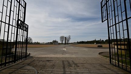 L'entrée de l'ancien camp de concentration nazie de Sachsenhausen, en Allemagne, devenu un mémorial en hommage aux victimes. (TOBIAS SCHWARZ / AFP)