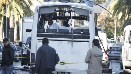 Les enquêteurs inspectent le bus de la garde présidentielle visé par une attaque kamikaze à Tunis, le 25 novembre 2015. (ZOUBEIR SOUISSI / REUTERS)