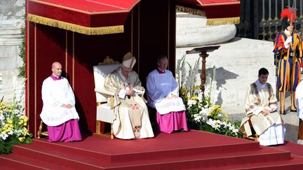 Le pape Fran&ccedil;ois c&eacute;l&egrave;bre la messe de b&eacute;atification du pape Paul VI, au Vatican, dimanche 19 octobre.&nbsp; (FILIPPO MONTEFORTE / AFP)