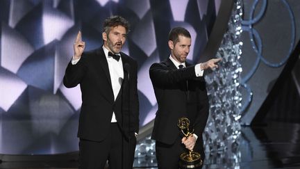 David Benioff et D.B Weiss recoivent un prix aux Emmy Awards pour "Game of Thrones", le 18 septembre 2016. (CHRIS PIZZELLO / AP / SIPA)