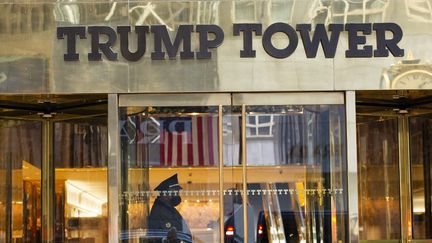 L'entrée de la Trump Tower, le 7 mars 2021, à New York (Etats-Unis). (KENA BETANCUR / AFP)