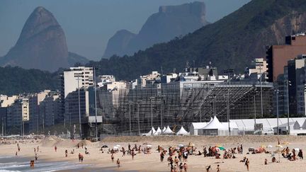 &nbsp; (Les travaux de construction du site de beach volley pour les JO. Le budget d'investissement pour ces jeux s'élève à 10 milliards d'euros © Reuters/ Sergio Moraes)