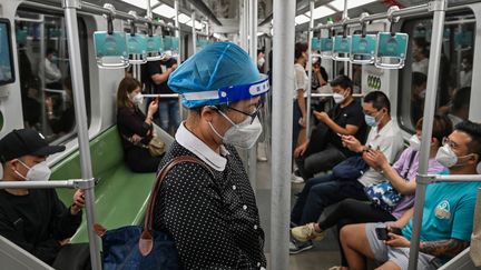 Après deux mois de confinement,&nbsp;bus et métros fonctionnent désormais normalement à&nbsp;Shanghai. (HECTOR RETAMAL / AFP)