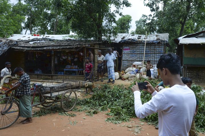 Mohammad Rafiq fait des photos avec son smartphone du camp de réfugié Rohingya où il vit.&nbsp; (MUNIR UZ ZAMAN / AFP)