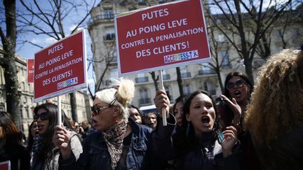 Des prostitués manifestent contre la pénalisation de leurs clients, près de l'Assemblée nationale, à Paris, le 6 avril 2016. (THOMAS SAMSON / AFP)