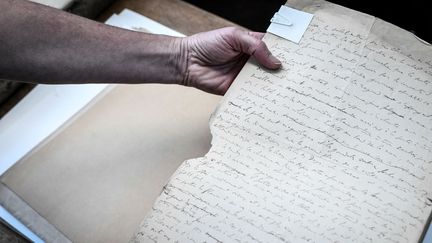 Cette photo prise&nbsp;à Paris le 8 juillet 2022 montre le manuscrit original de l'écrivain français Marcel Proust, avant sa rénovation à la "Bibliothèque nationale de France"&nbsp; (STEPHANE DE SAKUTIN / AFP)