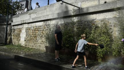 A Paris, des passants tentent de se rafraîchir alors que la vague de chaleur persiste, le 7 septembre 2023. (MAGALI COHEN / HANS LUCAS / AFP)