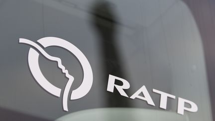 Un logo de la RATP sur un bus parisien, le 2 décembre 2015. (KENZO TRIBOUILLARD / AFP)