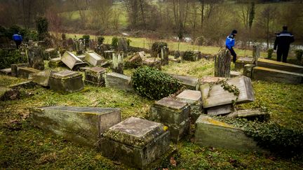 Des policiers r&eacute;alisent des relev&eacute;s dans le cimeti&egrave;re juif profan&eacute; de Sarre-Union (Bas-Rhin), le 16 f&eacute;vrier 2015. (CITIZENSIDE / CLAUDE  TRUONG-NGOC / AFP)