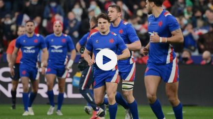 Quelle entame de match !! Les Bleus ne pouvaient pas rêver mieux en ouvrant le score dès la première minute de jeu. Romain Ntamack prend l'intervalle avant de glisser le ballon à Antoine Dupont, qui en profite pour inscrire son onzième essai international. Le XV de France mène 7-0 face à l'Irlande.