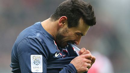 Le Parisien Ezequiel Lavezzi mord son maillot de rage lors du d&eacute;placement du PSG &agrave; Reims, le 2 mars 2013, perdu par son &eacute;quipe.&nbsp; (FRANCOIS NASCIMBENI / AFP)