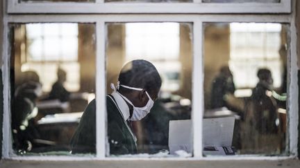 Un élève de l'école Sitoromo Junior, à Sterkspruit (Afrique du Sud), le 6 juillet 2020. (MARCO LONGARI / AFP)