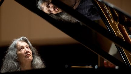 La pianiste argentine, Martha Argerich, lors d'une répétition dans la salle philharmonique de Berlin en Allemagne, le 14 septembre 2013. (SOEREN STACHE / DPA)