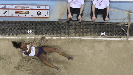 La Fran&ccedil;aise&nbsp;Eloyse Lesueur &agrave; la r&eacute;ception lors de la finale de saut en longueur aux championnat du monde d'athl&eacute;tisme indoor &agrave; Sopot (Pologne), le 9 mars 2014. (KAI PFAFFENBACH / REUTERS)