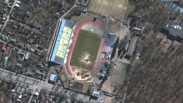 Image satellite d'un cratère causé par un bombardement dans le stade olympique de Tchernihiv, en Ukraine, le 16 mars 2022. (SATELLITE IMAGE © 2022 MAXAR TECHNOLOGIES)