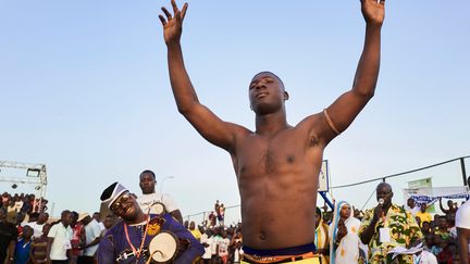 Mais si la lutte traditionnelle apporte un certain prestige, au final, très peu de sportifs arrivent aujourd'hui à en vivre au Mali. "Les premiers prix peuvent aller jusqu’à un million de francs (CFA, soit 1524 euros)", a expliqué Balla Diawara, secrétaire général de la Fédération malienne de luttes associées. Mais au Sénégal ou au Niger, c’est dix fois plus." (MICHELE CATTANI / AFP)