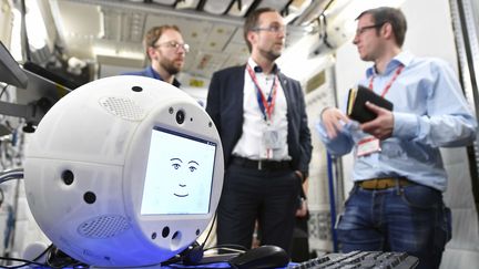 Le robot Cimon au Centre européen des astronautes, le 30 janvier 2018, à Cologne&nbsp;(Allemagne). (T. BOURRY / SIPA / AP)