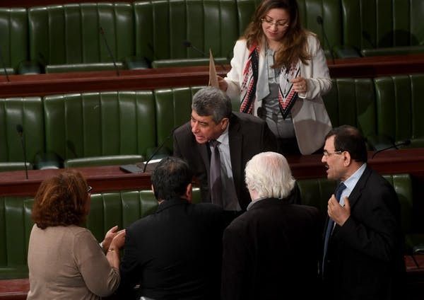 Le ministre tunisien de la Justice, Ghazi Jeribi, s’entretient avec des parlementaires lors d’une session parlementaire portant sur la révision de la controversée "Loi 52", le 25&nbsp;avril 2017. (Fethi Belaid/AFP)