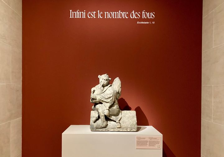 Entrée de l'exposition "Figures du fou" au musée du Louvre, à Paris, octobre 2024. (VALERIE GAGET / FRANCEINFO CULTURE)