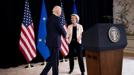 Le président américain Joe Biden serre la main de la présidente de la Commission européenne Ursula von der Leyen, vendredi 25 mars 2022. (BRENDAN SMIALOWSKI / AFP)