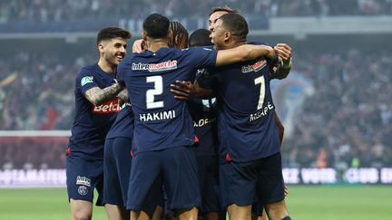 Les joueurs du PSG célèbrent un but lors de la finale de Coupe de France, au stade Pierre-Mauroy de Lille, le 25 mai 2024. (FRANCK FIFE / AFP)