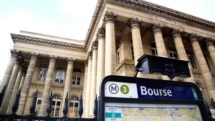 La Bourse de Paris. La station de métro devant le palais Brogniart. (MAXPPP)