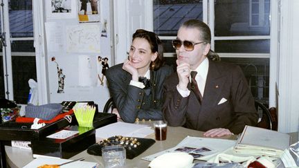 Karl Lagerfeld et Inès de la Fressange, le 13 mars 1987, préparant le défilé prêt-à-porter automne-hiver. (PIERRE GUILLAUD / AFP)