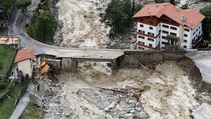 La rivière a emporté la route et la station-service à Saint-Martin-Vésubie (Alpes-Maritimes), vendredi 2 octobre 2020.&nbsp; (VALERY HACHE / AFP)