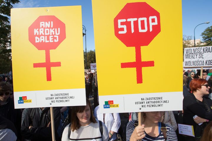 Manifestation contre la proposition de loi voulant interdire l'avortement, devant le Parlement polonais, le 18 septembre 2016. (JAN A. NICOLAS / DPA)