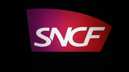 Le logo de la SNCF, le 19 avril 2018.&nbsp; (LIONEL BONAVENTURE / AFP)