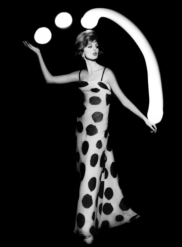 Exposition "Fashion + Klein" à la galerie Polka :&nbsp;Dorothy Juggling with Light Balls, Paris, 1962 (Vogue) (William Klein, Courtesy Polka Galerie.)