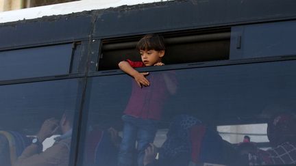 Cet enfant et les passagers du bus font partie des «priviligiés» qui peuvent se rendre en Egypte. Seuls quelques milliers de personnes, des malades, des étudiants et des détenteurs de permis de séjour dans des pays tiers peuvent traverser la frontière pendant 48 heures. «J'ai dû attendre plusieurs mois pour avoir une chance de faire un dépistage du cancer au Caire»,  raconte un Palestinien. Près de 30.000 Gazaouis sont inscrits sur une liste d'attente dans l'espoir de franchir le poste-frontière de Rafah. (AFP/Saïd Khatib)