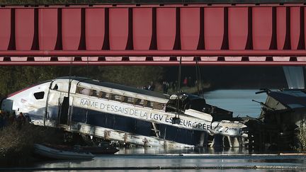 Cinquante-trois personnes se trouvaient à bord de la rame d'essais du TGV Est qui a déraillé à Eckwersheim (Bas-Rhin), le 14 novembre 2015. (FREDERICK FLORIN / AFP)