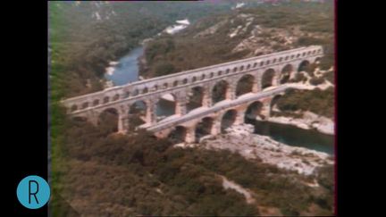 Le pont du Gard vu du ciel en 1974 (INA)